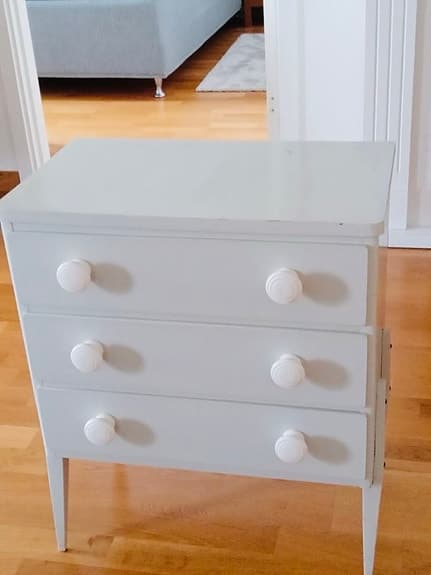 Vit byrå med 3 lådor