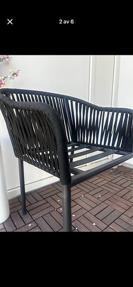 Svart utestol med armstöd