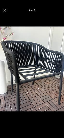 Svart utestol med armstöd
