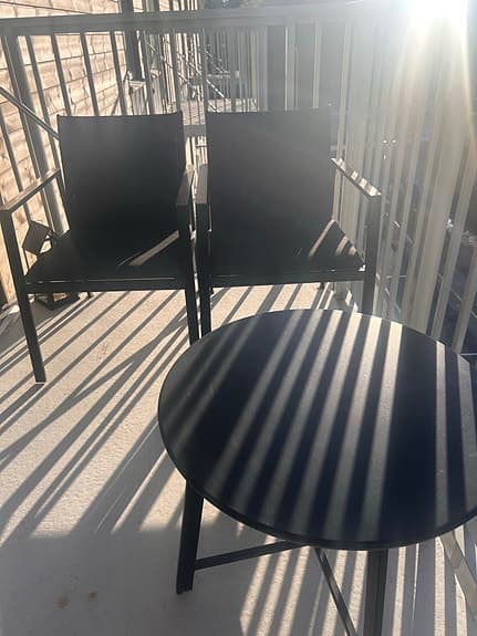 Svart balkongmöbelset med två stolar, soffa och runt bord