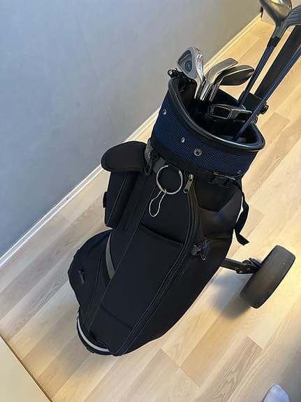 Golfset med Wild Cat-bag, vagn och damklubbor enligt bilder