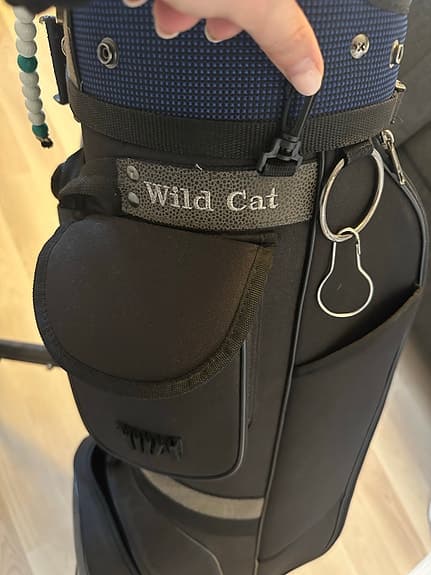 Golfset med Wild Cat-bag, vagn och damklubbor enligt bilder