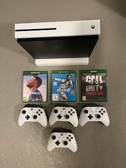 Xbox One S 1TB med 4 handkontroller och spel