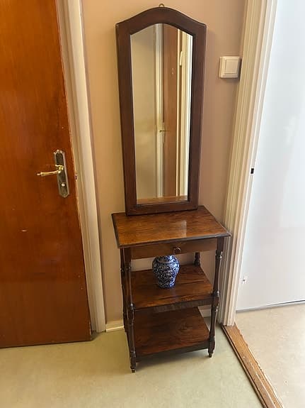 Antikt konsolbord med spegel – klassisk stil