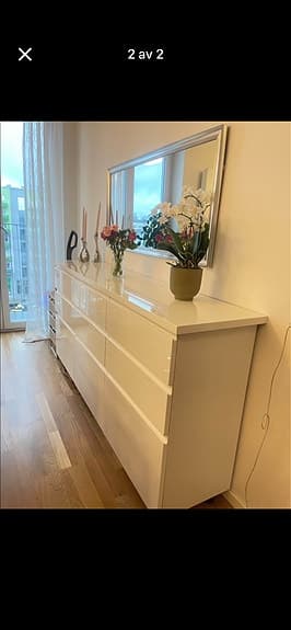 Vit byrå med flera lådor