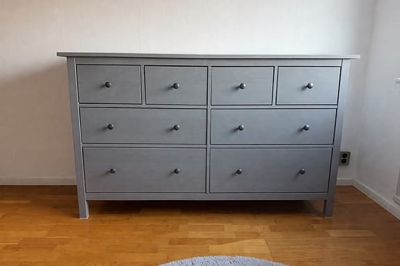 IKEA byrå grå med 8 lådor