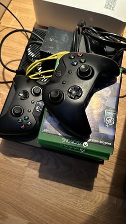 Xbox One spelkonsol med två handkontroller och 7 spel