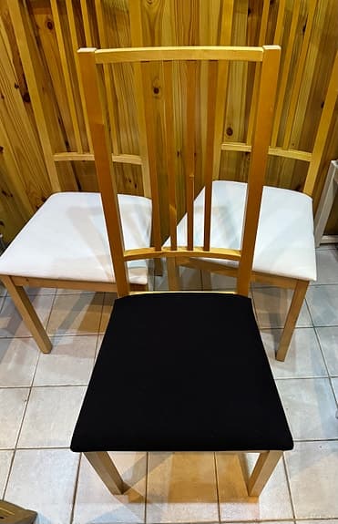 3 fina matstolar från IKEA i ljust trä med stoppade sitsar och avtagbar klädsel