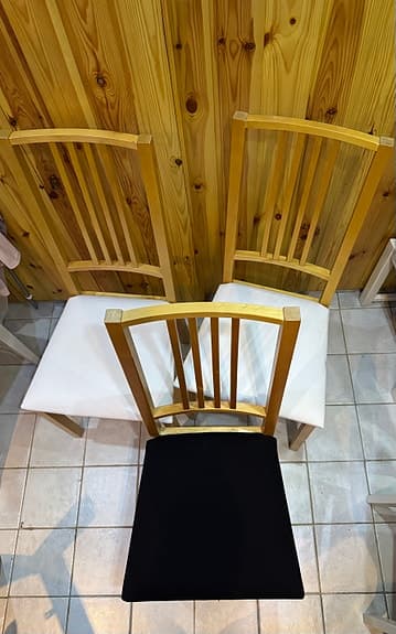 3 fina matstolar från IKEA i ljust trä med stoppade sitsar och avtagbar klädsel