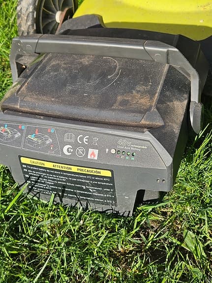 Ryobi batteri gräsklippare med laddare!Dom säljes som reservdelsmaskiner!