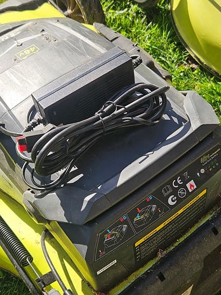 Ryobi batteri gräsklippare med laddare!Dom säljes som reservdelsmaskiner!