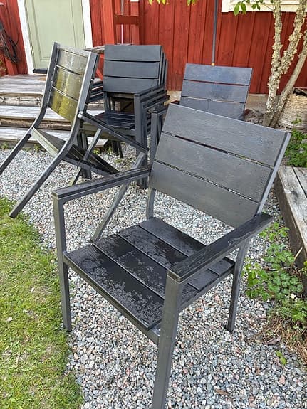 Svarta utestolar med armstöd