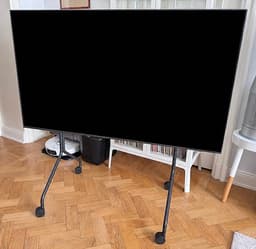 Samsung 55¨ samt Moon rollin' stativ på hjul