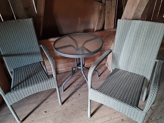 Cafémöbel set med runt bord och två stolar
