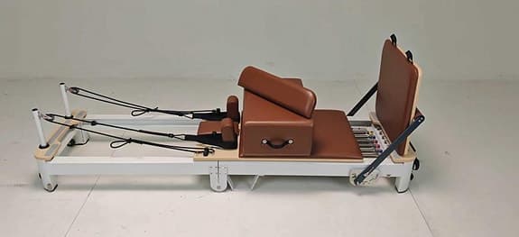 Pilates reformer träningsmaskin brun