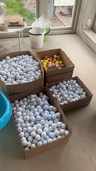 Stort parti golfbollar i blandade märken