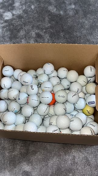 Stort parti golfbollar i blandade märken