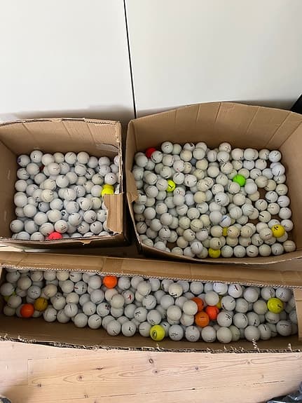 Stort parti golfbollar i blandade märken