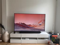 Samsung 65” 4k Smart TV + soundbar + TV bänk