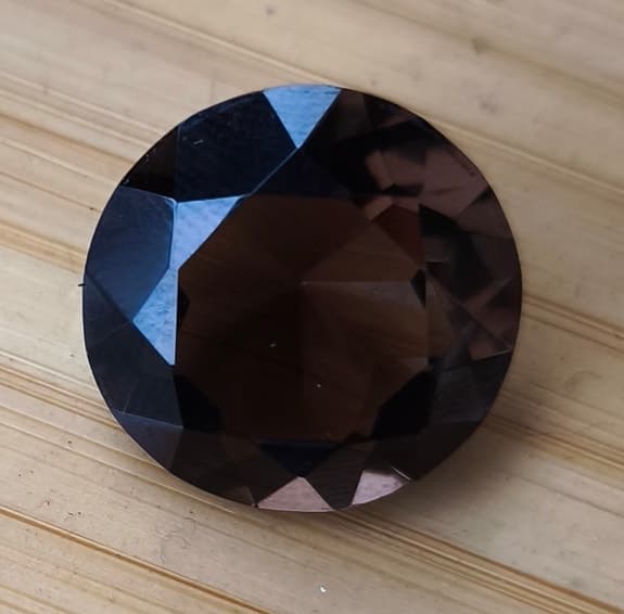 Rund fasetterad brun ädelsten 20 mm