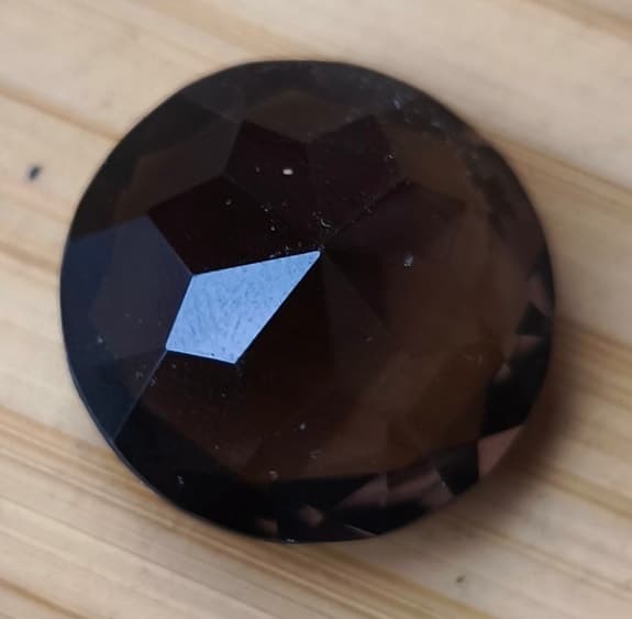 Rund fasetterad brun ädelsten 20 mm