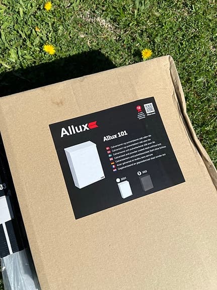 Allux 100 Allux 100 stålstolpe och Allux 101 brevlåda vit