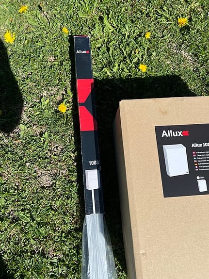 Allux 100 Allux 100 stålstolpe och Allux 101 brevlåda vit