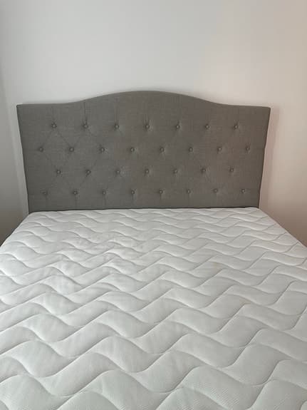 Mio säng med hög stoppad gavel 180x200 grå