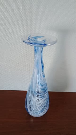 Handblåst glasvas blåvit mönstrad