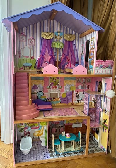 Stort Barbie dockhus med dockor och kläder