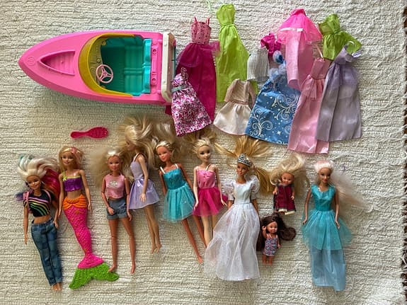Stort Barbie dockhus med dockor och kläder
