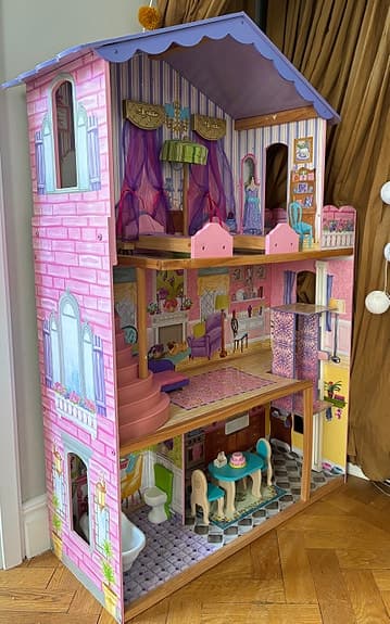 Stort Barbie dockhus med dockor och kläder