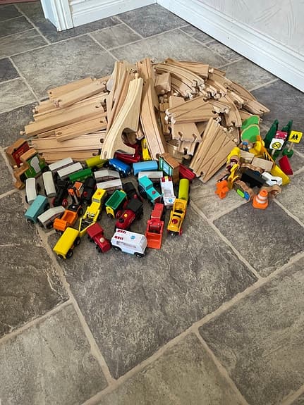 BRIO trätågbana med tåg, vagnar och tillbehör