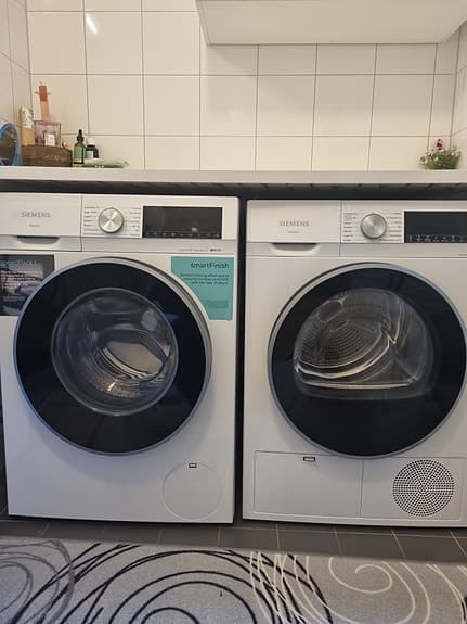 Siemens frontmatad tvättmaskin vit, och värmepumpstumlare