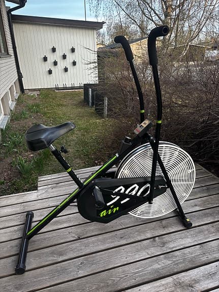 Air 900 motionscykel/ assault bike och power tower träningsställning