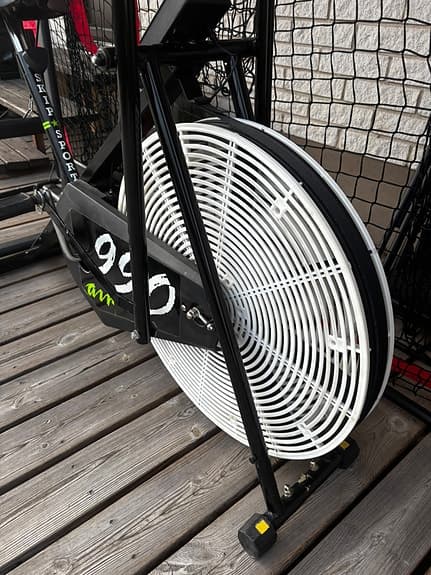 Air 900 motionscykel/ assault bike och power tower träningsställning