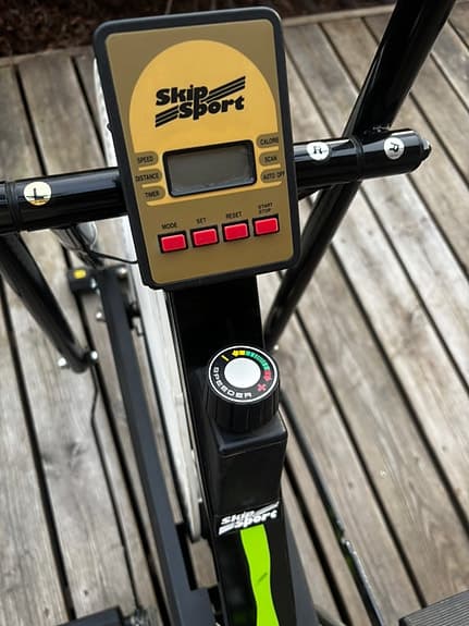 Air 900 motionscykel/ assault bike och power tower träningsställning