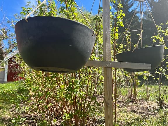 Svart hängande amplar för altan