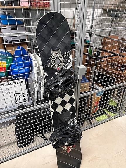 Salomon snowboard svart/vit/röd (155 cm lång)