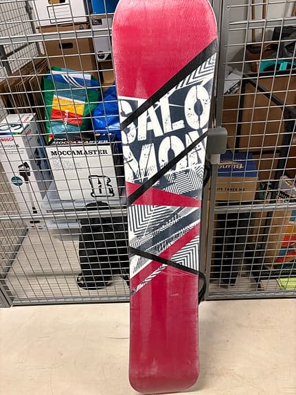 Salomon snowboard svart/vit/röd (155 cm lång)