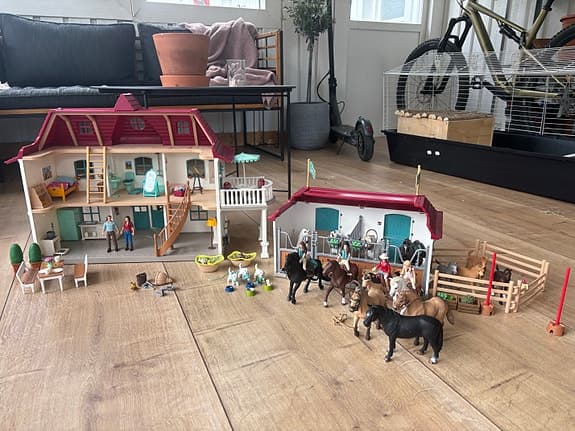 Schleich hästgård med stall, hus och hästfigurer