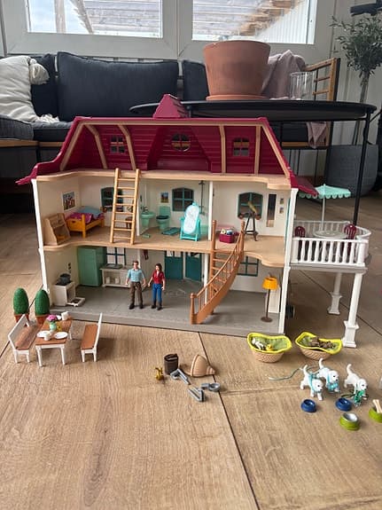 Schleich hästgård med stall, hus och hästfigurer