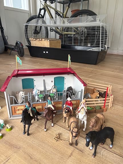 Schleich hästgård med stall, hus och hästfigurer