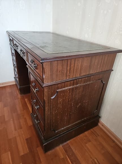 Skrivbord med läderklädd bordsskiva