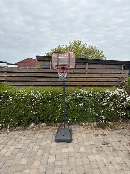 Basketkorg på fot
