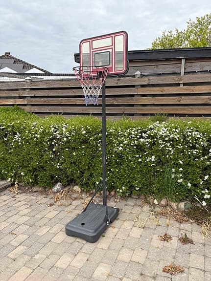 Basketkorg på fot