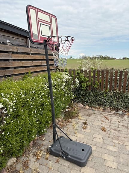 Basketkorg på fot