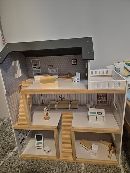 Mammabrum trä dockhus med tillhörande trä leksaker.