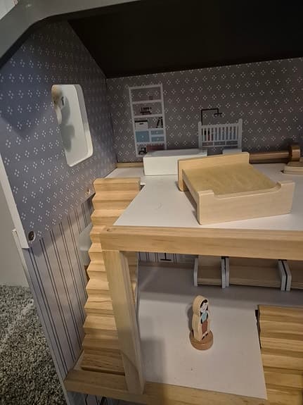 Mammabrum trä dockhus med tillhörande trä leksaker.