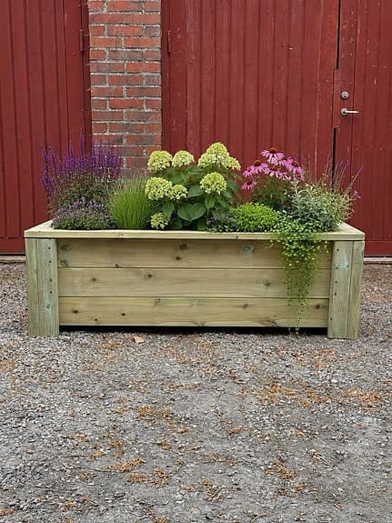 Handbyggd planteringslåda för trädgård, uteplats eller entré